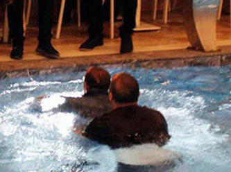 Mustafa Keser, depremzedelere moral gecesinde havuza düştü