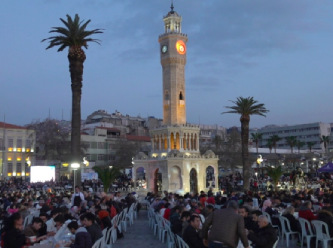 Depremzedeler ilk iftarlarını evlerinden uzakta yaptı