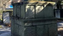 'Mezar taşı' Nazi anıtı çıktı, İsviçre karıştı