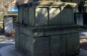 'Mezar taşı' Nazi anıtı çıktı, İsviçre karıştı