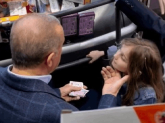 Erdoğan istismar fırsatını kaçırmadı: "Seccadeye basıyorlar" diyen çocuğa 200 lira verdi