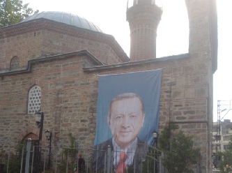Cami duvarına Tayyip Erdoğan’ın seçim posteri asıldı
