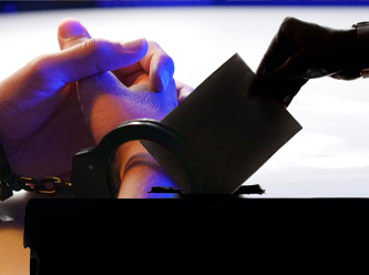 Oy kullanmaya silah ve bombayla girdi, tehdit etti