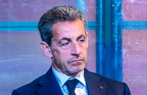 Sarkozy yeniden mahkeme önünde; Kaddafi’den yasadışı mali destek almakla suçlanıyor