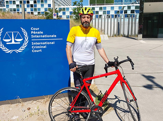 Hapisteki meslektaşları için yola düştü