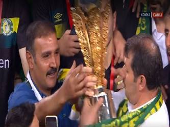 Vali ve eski başkan birbirine girdi