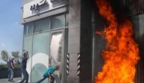 Lübnan’da dövizlerine el konulan vatandaşlar bankaları yaktı