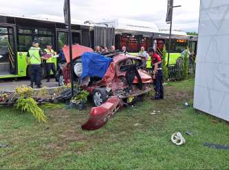 İzmit’te otobüsle çarpışan otomobilde aynı aileden 3 kişi öldü, 3 yaralı