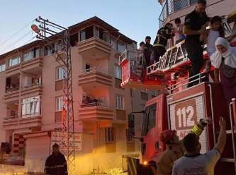 Korkutan yangın! Onlarca kişi mahsur kaldı