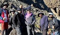 Yoksulluğa dikkat çekmek için Kilimanjaro’ya tırmandılar