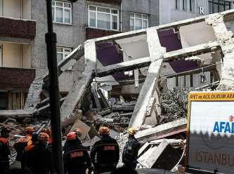 İstanbul'da yıkımı yapılan bina çöktü: 1 kişi enkaz altında