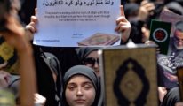 Binlerce Müslüman Kur'an yakma eylemini protesto etti
