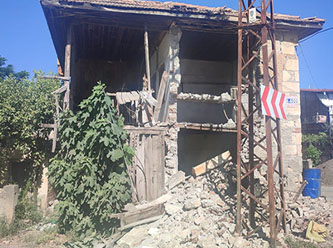 Adana’da deprem anı böyle görüntülendi: Ortalık toz duman