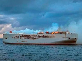 3 bin Mercedes ve BMW denizin ortasında cayır cayır yanıyor