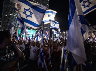 100 binlerce kişi haftalardır sokakta: Büyük isyan