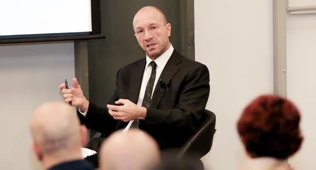 Ekonomi çıkmaz sokağa girince Osman Cevdet Akçay gözünü kapıya dikti