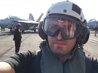 Damat Selçuk Bayraktar ABD uçak gemisinde poz verdi