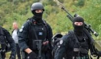 Kosova'da gerginlik tırmanıyor: Sırpların saldırısında 1 polis öldü
