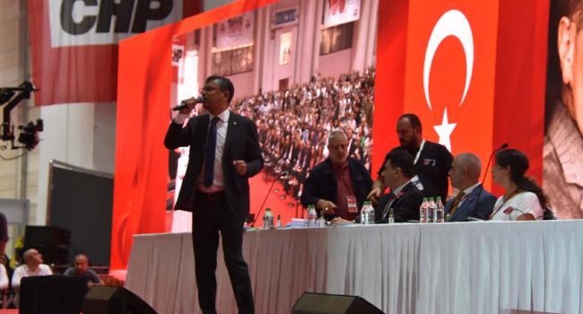 Özgür Özel CHP Grup Başkanlığını bıraktı