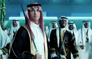 Ronaldo, Suudi Arabistan Milli Günü için 'bişt' ve kılıçla poz verdi