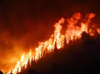 Sicilya’da büyük yangın: Yerleşim yerlerini tehdit ediyor