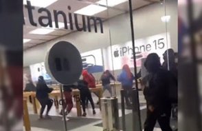 iPhone 15 satışa sunuldu: ABD'nin Philadelphia kentinde birçok mağaza yağmalandı