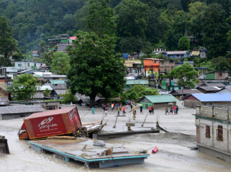 Buzul gölü taştı: En az 18 ölü, 100'e yakın kayıp