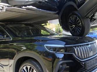 Üst geçide takılan TOGG TIR’dan düştü