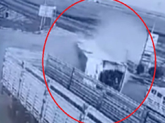 Yolcu otobüsü benzinliğe devrildi: Ölü ve yaralılar var