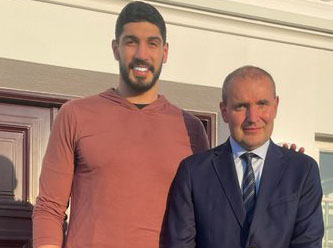 İzlanda Cumhurbaşkanı, Enes Kanter'i ağırladı.Hayranı olduğu Hakan Şükür’le telefonla görüştü