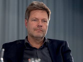 Alman siyasetçiler: Fransa'da tehlike geçmedi