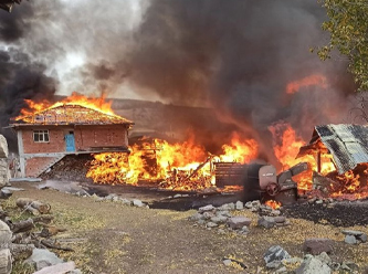 Kastamonu'da bir köy alev alev yanıyor; Onlarca ev kül oldu