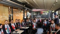 AKP'li gençler gün boyu Starbucks'ta oturarak İsrail'i protesto ediyor