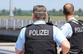 Almanya'da üç kişiyi bıçaklayan saldırgan polis tarafından öldürüldü