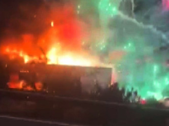 Havai fişek yüklü TIR alev alev yandı