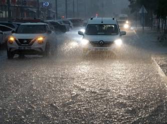 Antalya’da fırtınada tekne battı, uçaklar inemedi