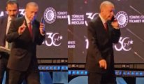 Gelen telefon Erdoğan'ı apar topar sahneden indirdi