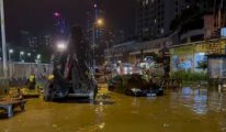 İstanbul’da şiddetli yağış ve fırtına: Binaya yıldırım düştü