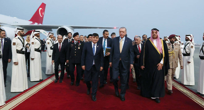 Erdoğan'ı Katar’da Başbakan Yardımcısı karşıladı
