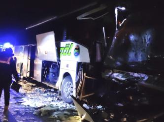 Yolcu otobüsü TIR’la çarpıştı: Çok sayıda yaralı var