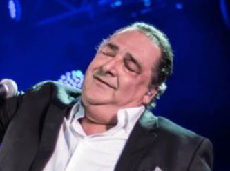 Yunan müziğinin efsane ismi Covid-19'dan hayatını kaybetti