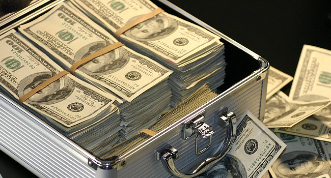 Piyasada sahte dolar krizi hortladı: 50 ve 100 dolarlık banknotlar kabul edilmiyor!