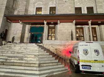 İstanbul'da camide slogan attı, 2 kişiyi bıçakladı