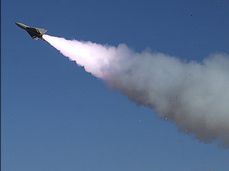 Husiler Kızıldeniz'e füze yağdırdı