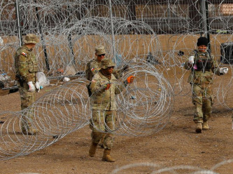 Teksas krizi sürüyor: Sınıra zırhlı araçlar taşındı