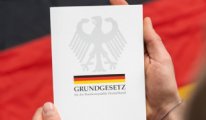 Almanya o kelimeyi Anayasa'dan çıkarmaktan vazgeçti