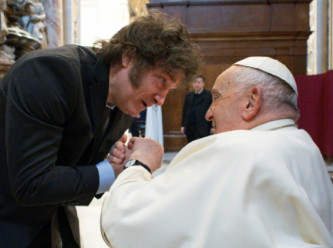 'Embesil' dediği Papa'yı hediyelerle ziyaret etti