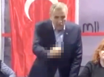 Bu da oldu: AKP'li başkan adayı, seçmene el hareketi çekti