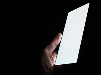 Telefondaki 'Mavi ışığa' dikkat: sağlık için 'saatli bomba'