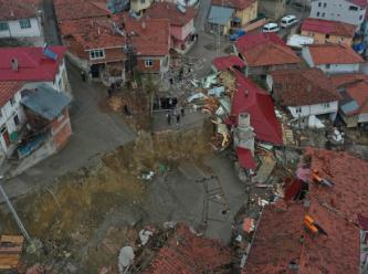 Heyelanlar nedeniyle yol kaydı: Köy ikiye ayrıldı